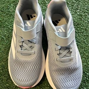 NEW - Adidas Lightmotion Kids Gray Sneakers
Used Once